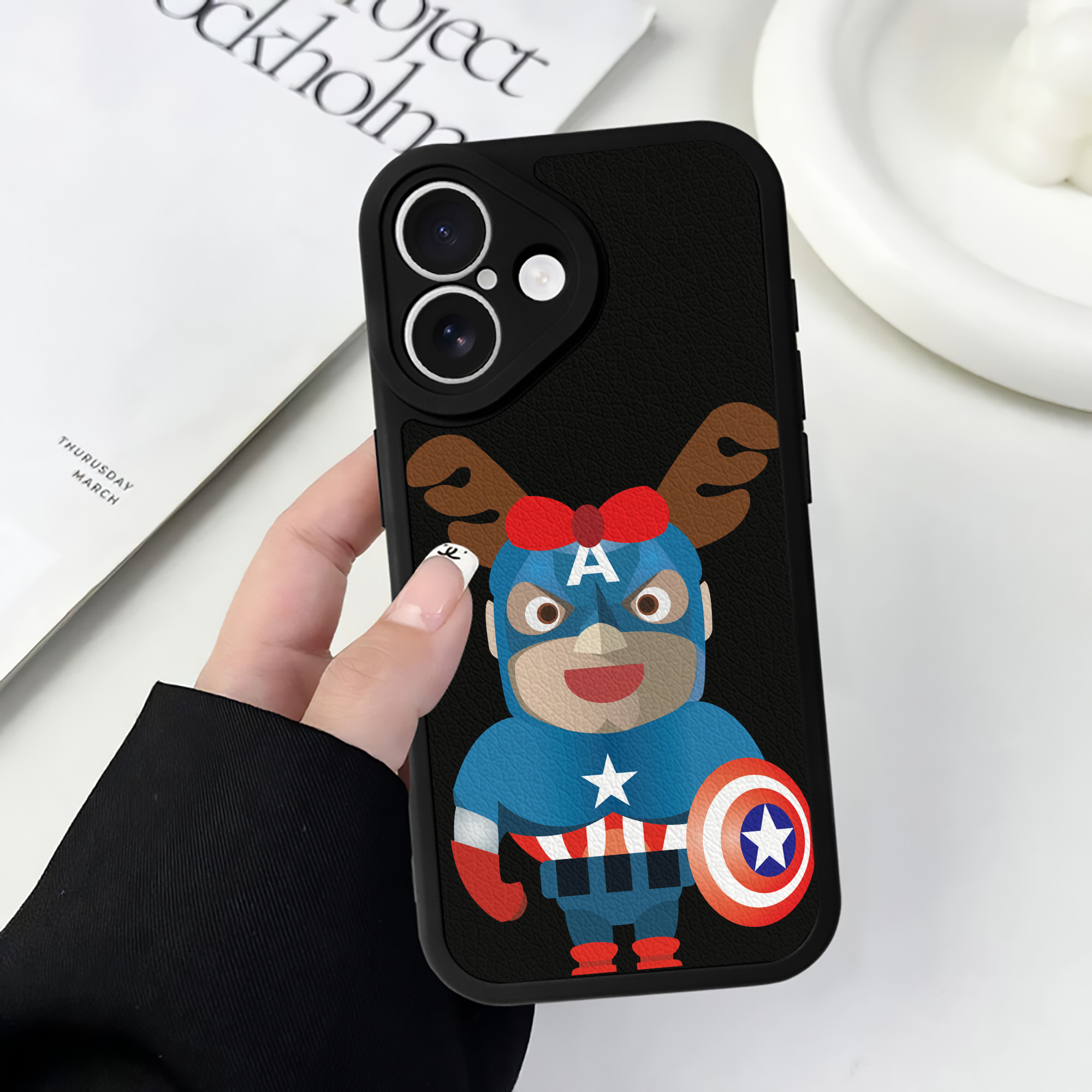 （画像用） アベンジャーズ The Avengers 【iPhone 16シリーズ対応】シリコンスマホケース（レザー調） 材質：シリコン
